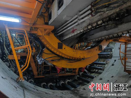图为：盾构机内部场景。中新社发 中铁十局 供图