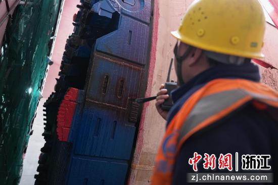 图为：工作人员控制盾构机刀盘。中新社发 中铁十局 供图