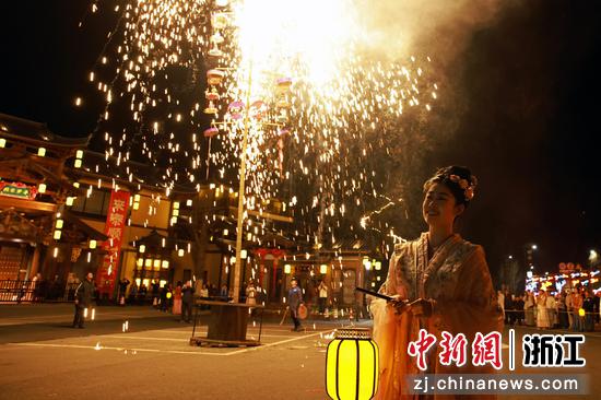 图为：演员身着汉服在烟花下表演。 孙杨洋 摄