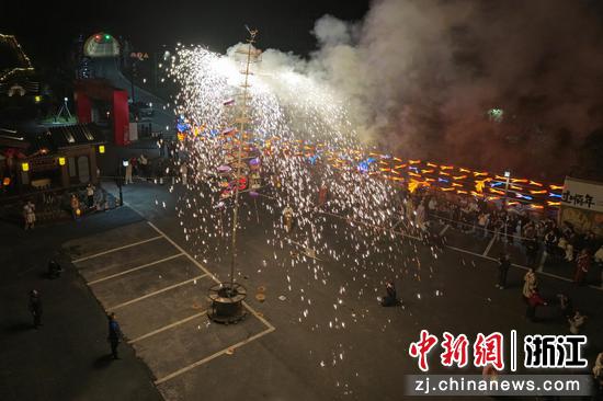 图为：“泰顺药发木偶戏”耀眼夺目。（无人机照片） 周健 摄