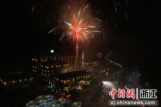 图为：“泰顺药发木偶戏”与天空烟火相映成趣。（无人机照片） 周健 摄