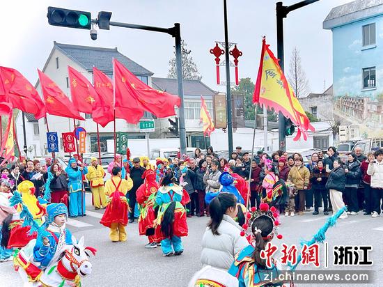 浙江湖州吴兴，金溇马灯巡游现场。李玲玲&nbsp;摄
