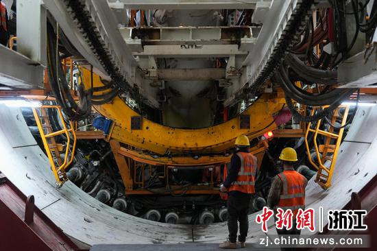 图为：工作人员查看盾构机设备情况。中新社发 中铁十局 供图