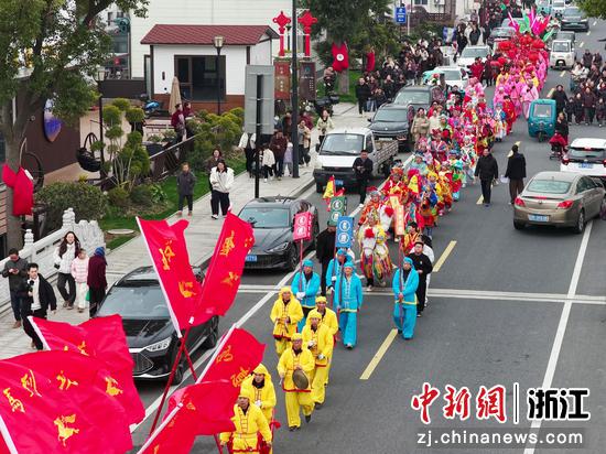 浙江湖州吴兴，金溇马灯巡游现场。李玲玲&nbsp;摄