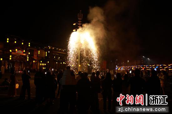 图为：民众欣赏“泰顺药发木偶戏”。 孙杨洋 摄