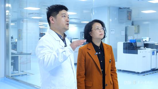 大方县人民医院检验科负责人刘彬和彭丹冰交流