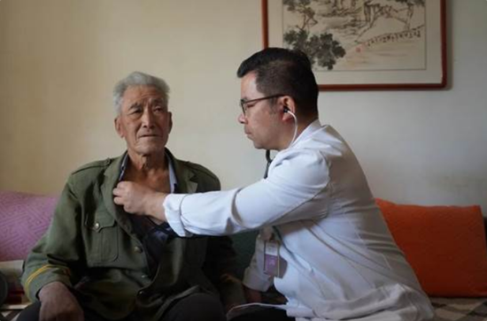 3月4日，柳树泉农场绿柳社区邀请团场医护人员为居民开展健康义诊，营造互助友爱的社区氛围。夏哈代提·做力卡泥 翟仁祥 摄