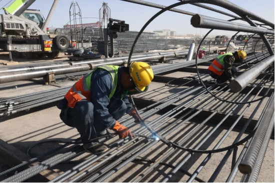 喀什市世纪大道快速路改造项目复工现场。喀什地区融媒体中心 记者余思民 摄e