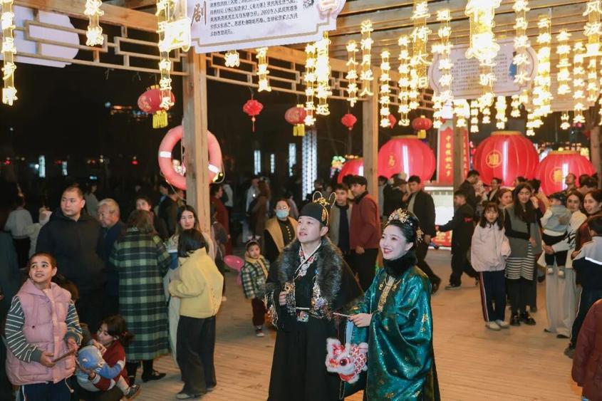 叶城县元宵节花灯展点亮新春夜色