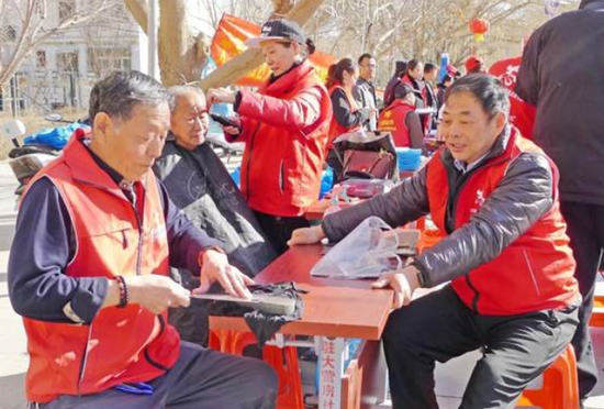 3月4日，大营房社区组织志愿者为居民提供磨菜刀、修理自行车等实实在在的便民服务，用实际行动践行雷锋精神，传递温暖。 李乐 摄