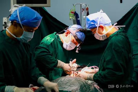 2025年1月18日，全球首例“非接触式可移动术中阅片系统”助力脊柱侧弯矫形手术在浙毕医院成功实施。