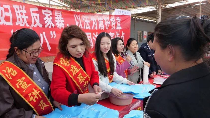 叶城县开展“建设法治叶城 巾帼在行动”三八维权周宣传活动