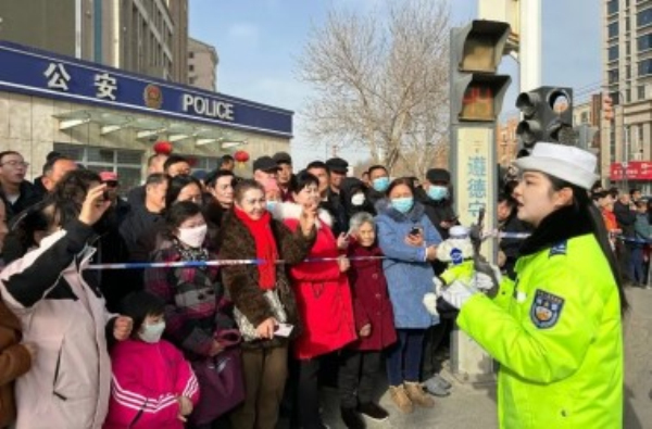 尉犁公安圆满完成2026年社火巡演安保任务