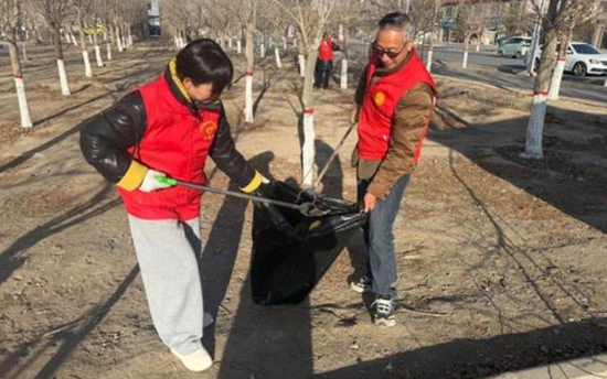3月4日，火箭农场友好社区组织志愿者、退役军人开展学雷锋志愿服务活动。大家手持扫帚、夹子、垃圾袋等工具，对社区广场开展环境卫生集中清理。张珊 秦沛玉 芦露 刘梦茹 摄