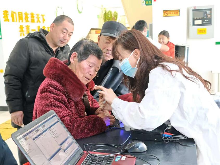 察布查尔县残联助听器公益活动暖残疾人群