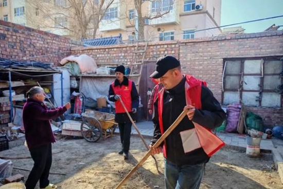 3月5日，淖毛湖农场团结路社区组织党员干部、志愿者深入辖区行动不便的老人家中开展卫生大扫除志愿服务活动，以实际行动践行和传承雷锋精神。郭亚迪 摄