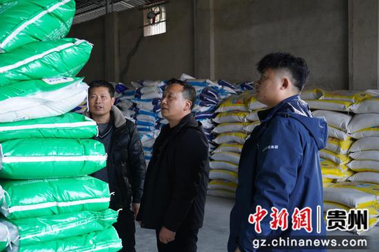岑巩县供销社工作人员在查看春耕农资储备情况。周燕 摄