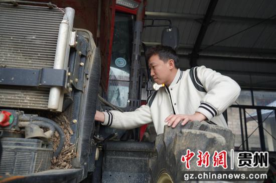 维修人员正逐一对农机具开展“全面体检”。周燕 摄