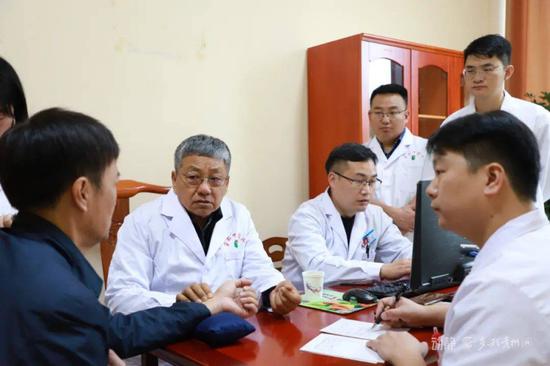 国医大师王新陆在毕节市中医医院工作站为慕名而来的群众开展义诊，并向弟子悉心讲解