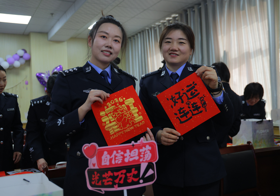 民警展示拓印好的福字