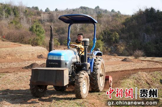 图为3月2日，在盐仓镇马铃薯种植大户高艳的家庭农场里，农机正在深耕翻犁土地。陈逍 摄
