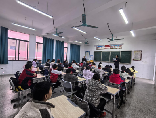 金融宣传员向学生讲解金融知识