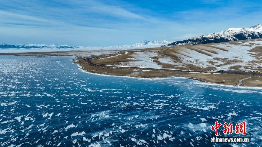 新疆博乐：赛里木湖冰消雪融春景如画
