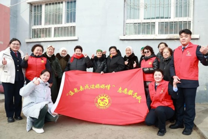 “戍边妈妈情”志愿服务队开展公益活动合照。

