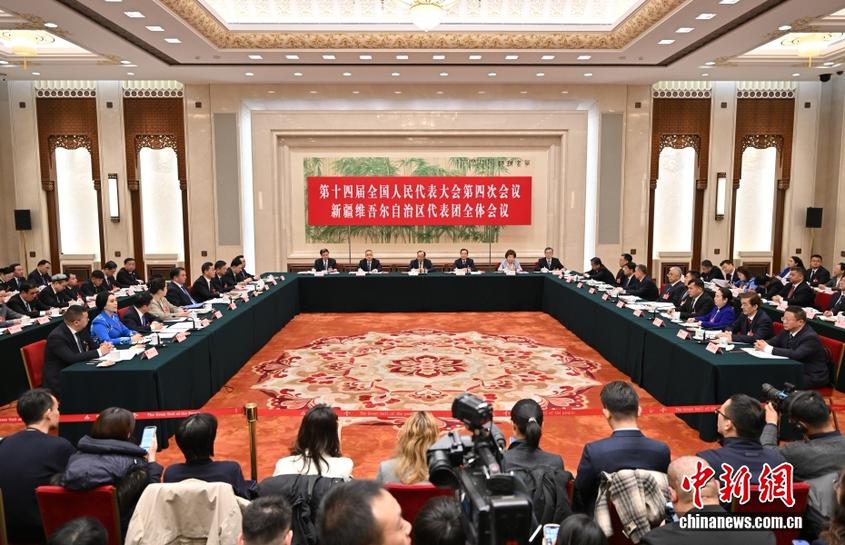 十四届全国人大四次会议新疆维吾尔自治区代表团举行开放团组会议