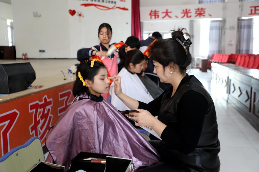 莎车县：春风送暖学雷锋 技能服务传真情