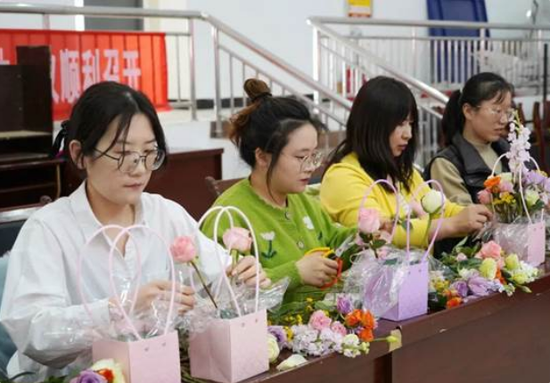 3月4日，黄田农场妇联、平安法治建设办公室联合举办“巧手插花颂党恩 凝心聚力谱新篇”主题插花活动，妇女同胞欢聚一堂，在专业花艺老师的指导下，精心选材、细心修剪、巧妙搭配，指尖流转间，一捧捧错落有致、色彩和谐的花艺作品次第绽放，大家在创作中分享各自的工作生活感悟，相互鼓励、相互学习。郭曼玉 摄