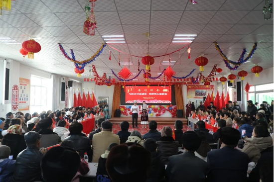 图为哈拉奇乡村集体经济收益发放暨“村晚”启幕活动现场。