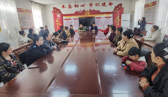 妇女同胞座谈交流发言。