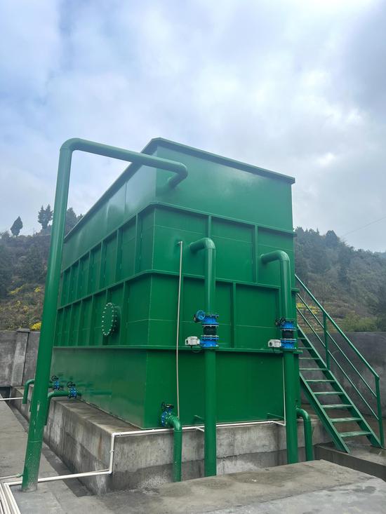 习酒镇农村供水规模化工程项目中的水处理厂。任思宇 摄