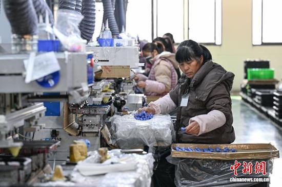 3月10日，工人在贵州省黔南州独山经济开发区的一家玩具生产企业车间加工产品。连日来，独山经济开发区内的多家玩具生产企业满负荷运转，赶制海外订单，以保障市场供应。中新社记者 瞿宏伦 摄