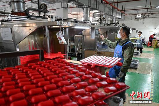 3月10日，工人在贵州省黔南州独山经济开发区的一家玩具生产企业车间加工产品。连日来，独山经济开发区内的多家玩具生产企业满负荷运转，赶制海外订单，以保障市场供应。中新社记者 瞿宏伦 摄