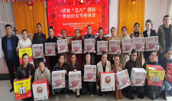 驻村工作队与三十余位优秀妇女代表合影。