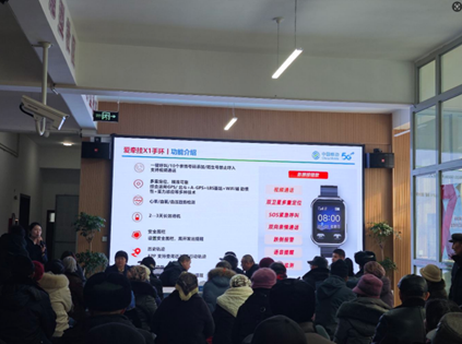 工作人员正在讲解 智能手环功能。