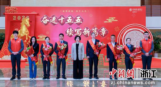 农行温州分行六位员工受赠鲜花。&nbsp;农行温州分行&nbsp;供图