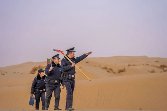 叶城县江格勒斯乡派出所民警常态化开展风沙防控巡逻。图片来源：平安喀什微信公众号