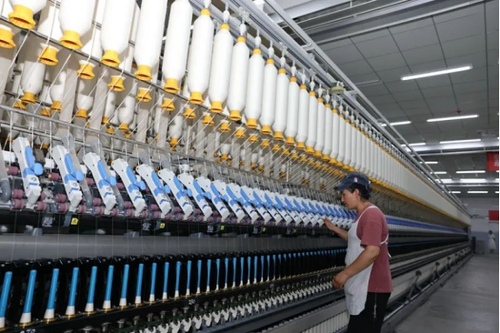 喀什经济开发区内，某纺织企业工人在生产线上操作。（资料图）喀什地区融媒体中心 记者陈文军 摄e