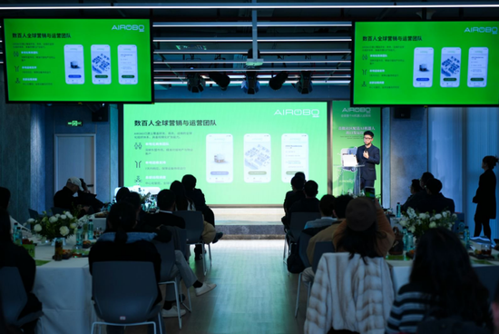 Ajendless中国区总裁、AIrobo CEO肖炜前做产品介绍