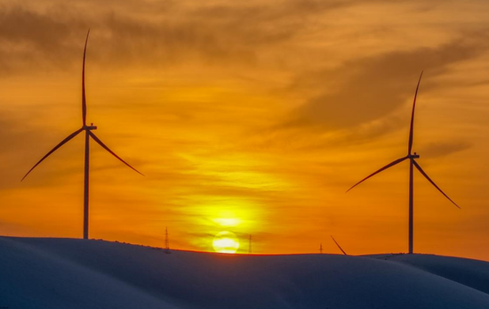 新源县喀拉布拉镇加吾尔山风力发电基地日落美景。e