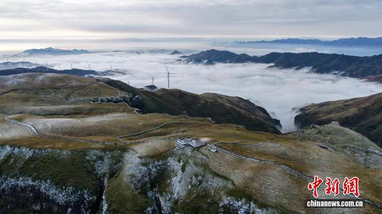 3月10日，贵州省毕节市赫章县阿西里西·韭菜坪景区迎来春雪与云海同框的绝美景观。素有“贵州屋脊”之称的韭菜坪，一夜春雪后银装素裹，山峦覆雪、草木凝霜，清新雅致。陈春志摄