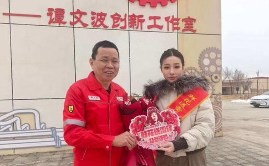 鲜花被送到谭文波（左）手中。克拉玛融媒记者 马丽莎 摄