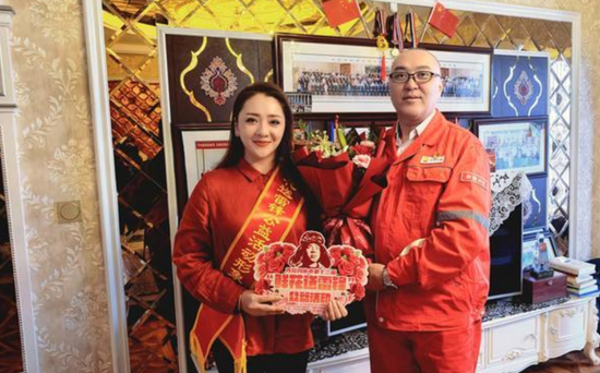 鲜花被送到库尔曼别克·纳孜尔（右）手中。克拉玛融媒记者 马丽莎 摄