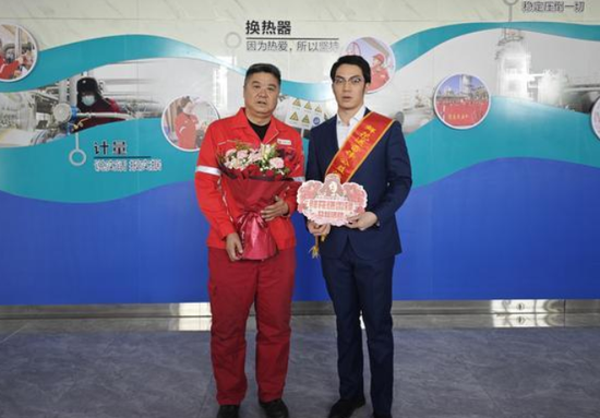 鲜花被送到陈新如（左）手中。克拉玛融媒记者 侯婧婧 摄c