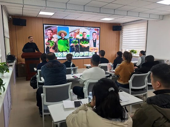 察布查尔县：电商公司首期直播班结业赋能乡村“云”上增收