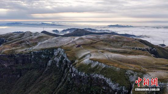 3月10日，贵州省毕节市赫章县阿西里西·韭菜坪景区迎来春雪与云海同框的绝美景观。素有“贵州屋脊”之称的韭菜坪，一夜春雪后银装素裹，山峦覆雪、草木凝霜，清新雅致。陈春志摄