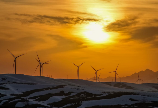 新源县喀拉布拉镇加吾尔山风力发电基地日落美景。